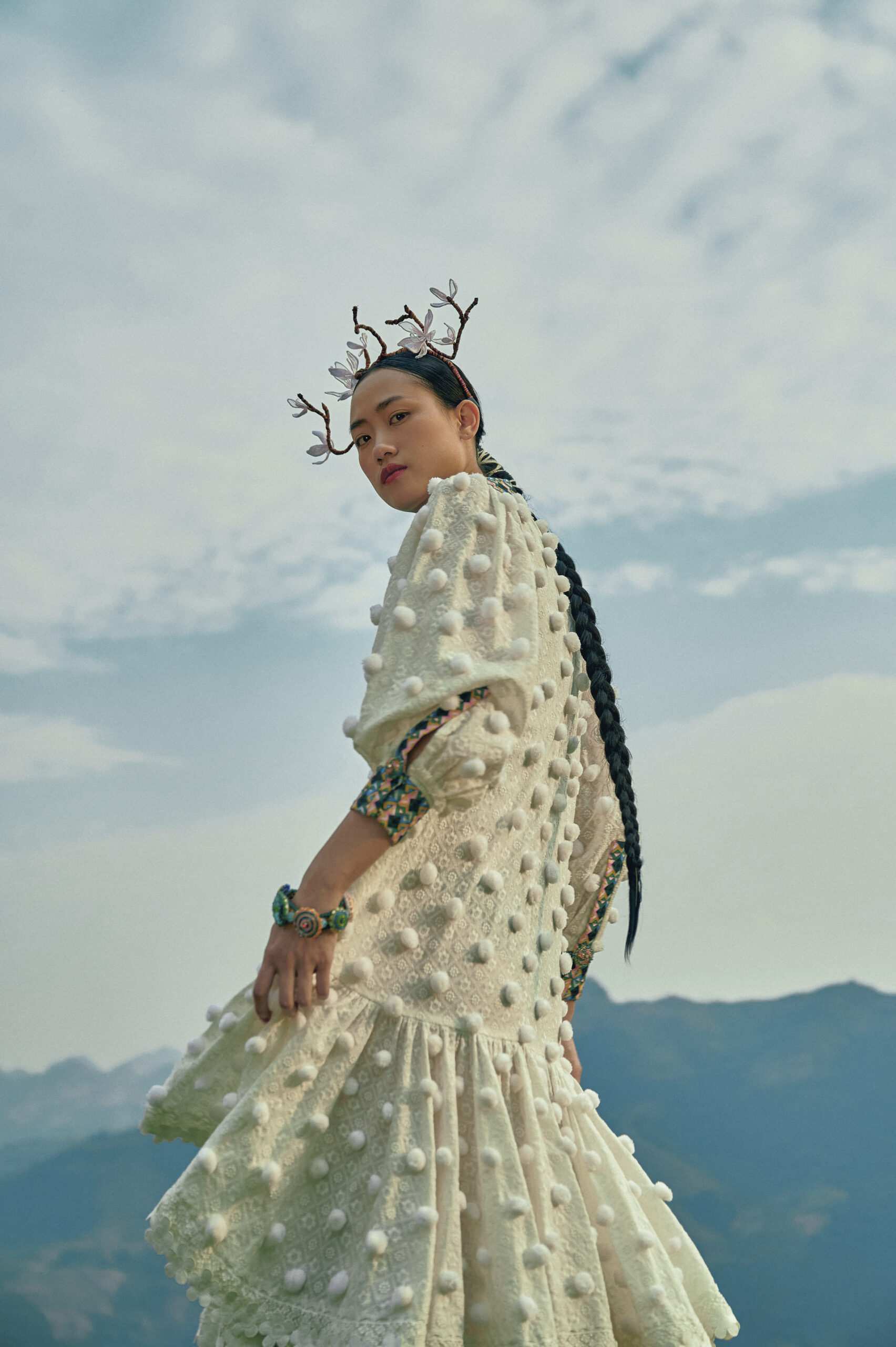 THUY DESIGN HOUSE “Tơ Hồng”: Chiếc khăn Piêu dệt tình yêu trên triền núi Tây Bắc