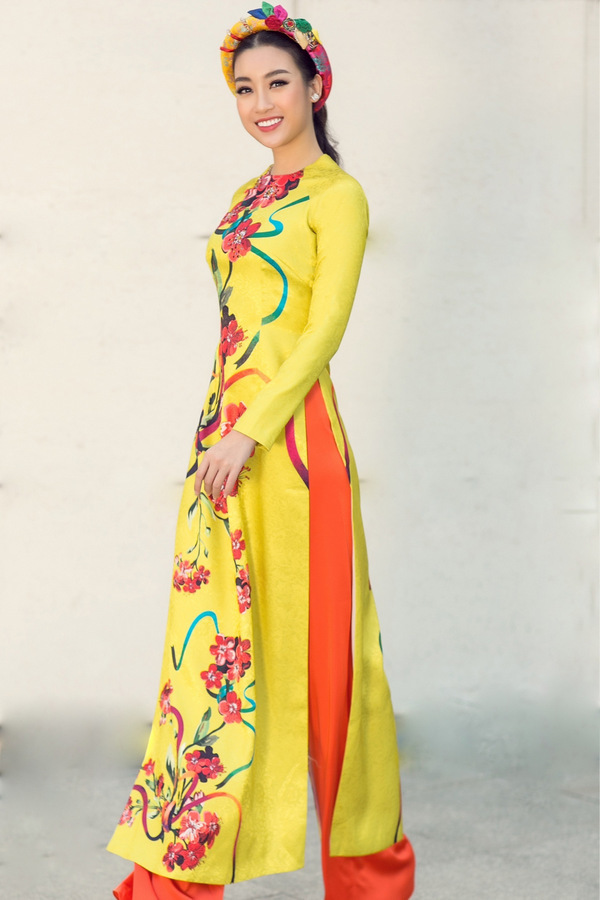 Hoa hậu Mỹ Linh diện áo dài họa tiết mùa xuân xuống phố