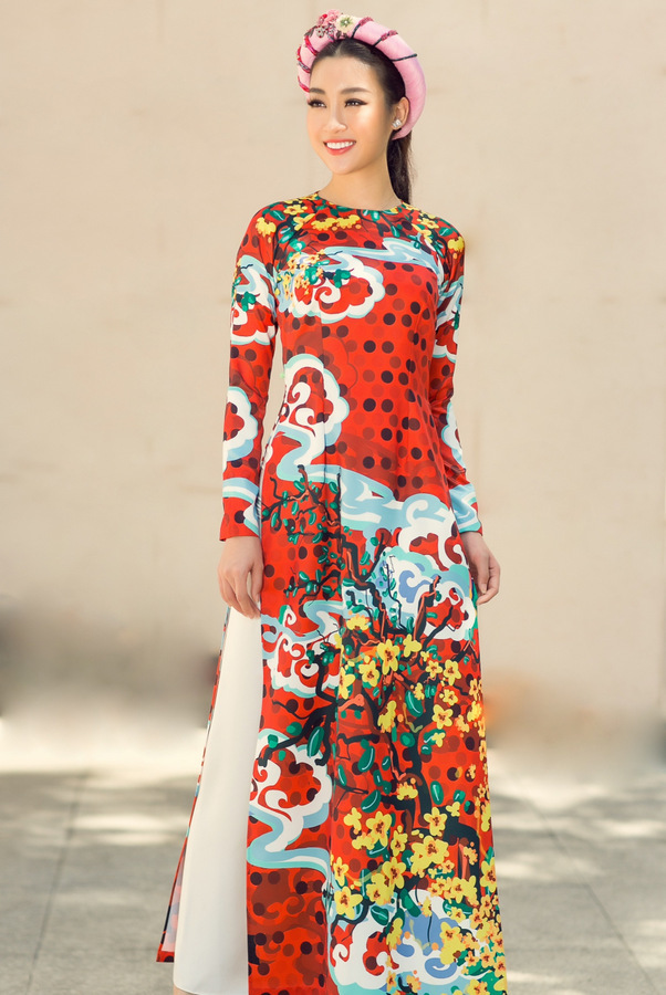 Hoa hậu Mỹ Linh diện áo dài họa tiết mùa xuân xuống phố